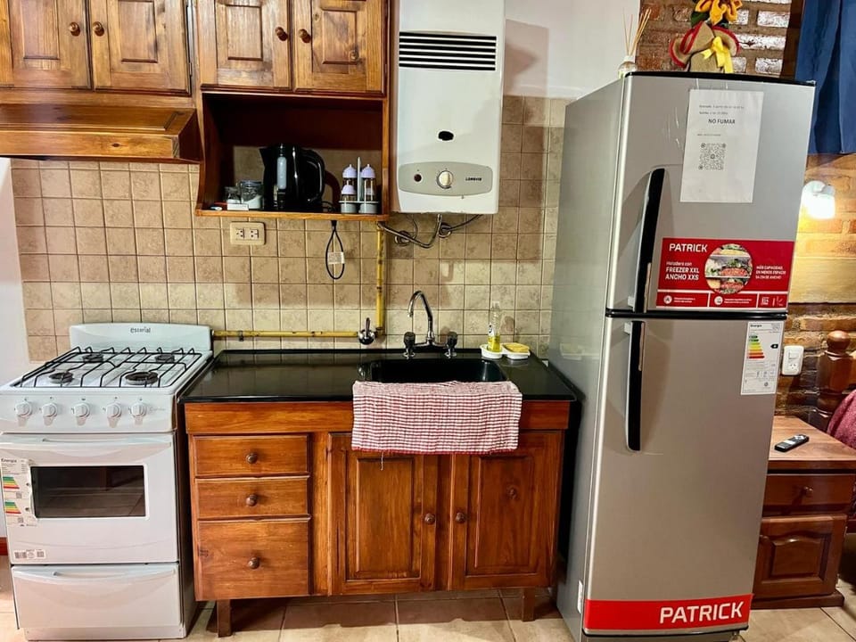 Kitchen or kitchenette, minibar, oven