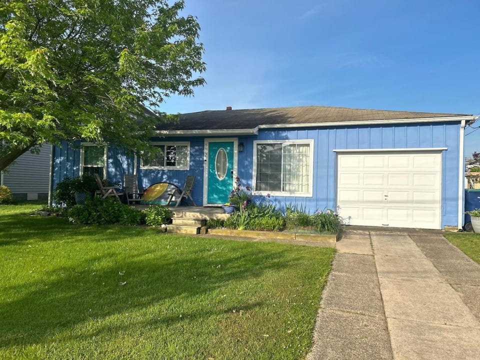 Blue Betty- 3 BDRM Mid-Century Charmer Near Beach House in Brigantine