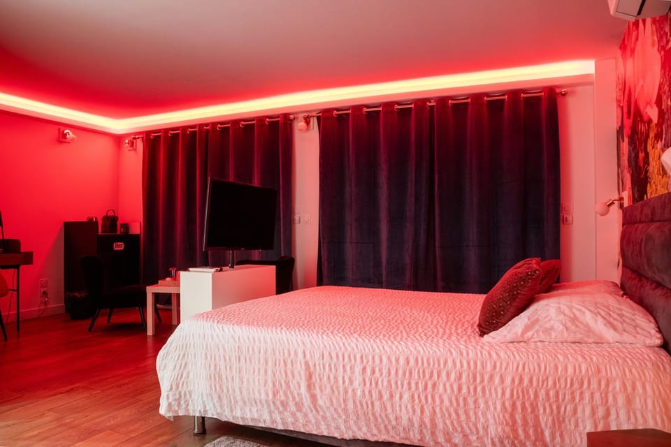 Suite Touraco, clim, balneo, terrasse - Parc des Oiseaux Hotel in Auvergne-Rhône-Alpes