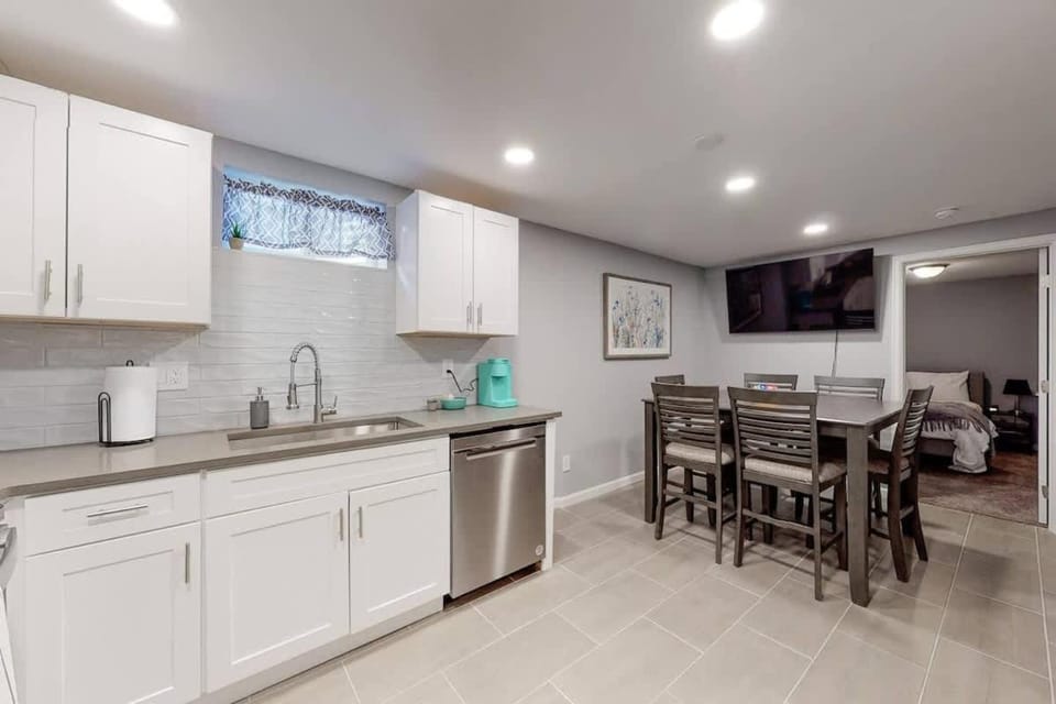 Bright basement unit with large yard and sunroom House in Thornton