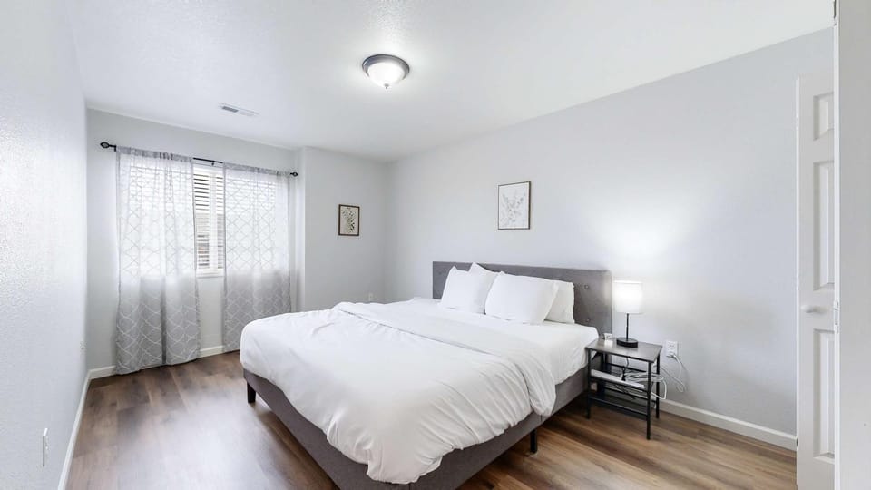 Bed, Photo of the whole room, Bedroom