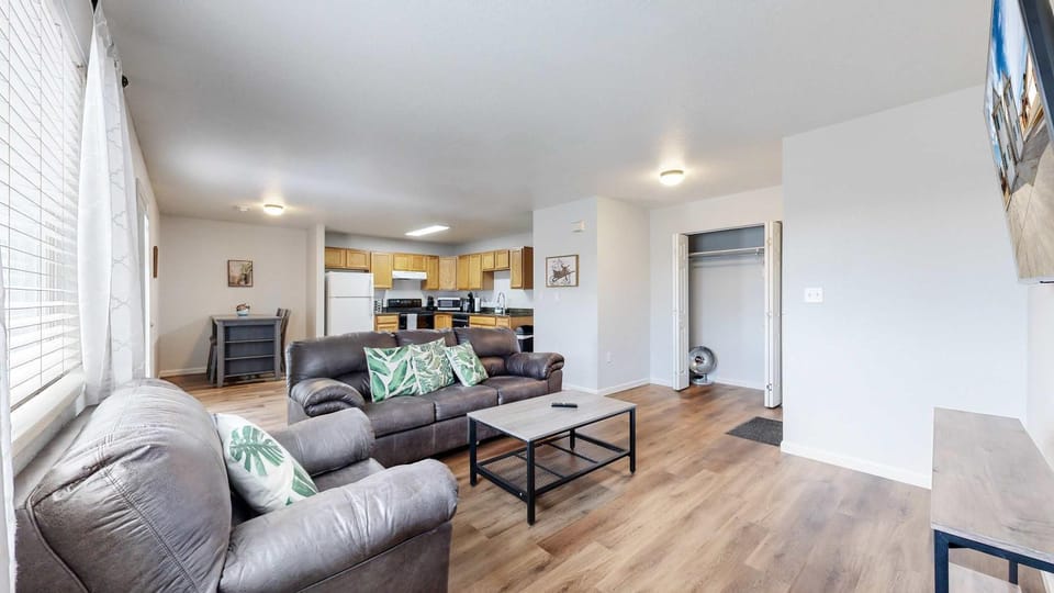 Communal lounge/ TV room, TV and multimedia, Living room, Seating area, Evening entertainment