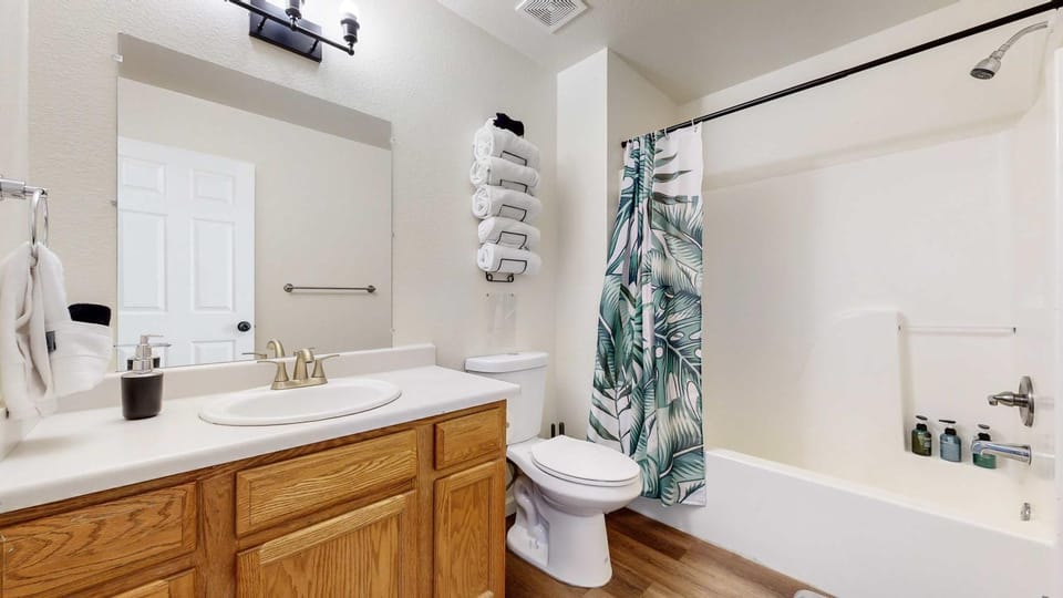 Shower, Toilet, Bathroom, Bath, towels
