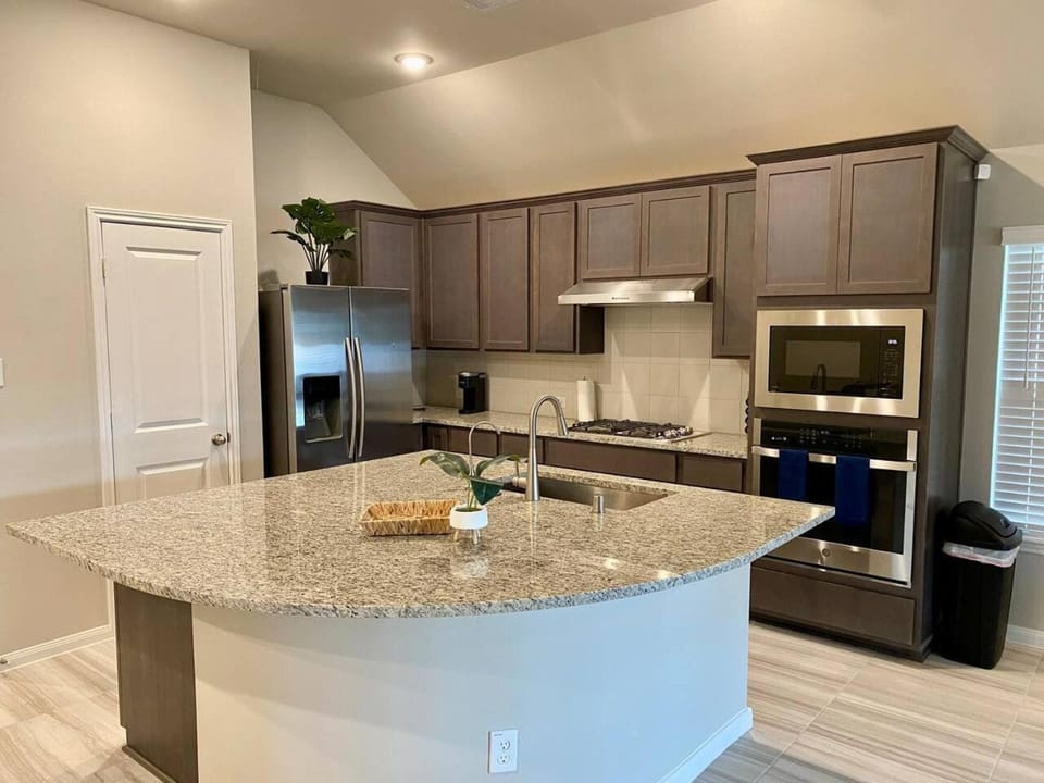 4-BR Getaway Ideal for Families House in Rosenberg