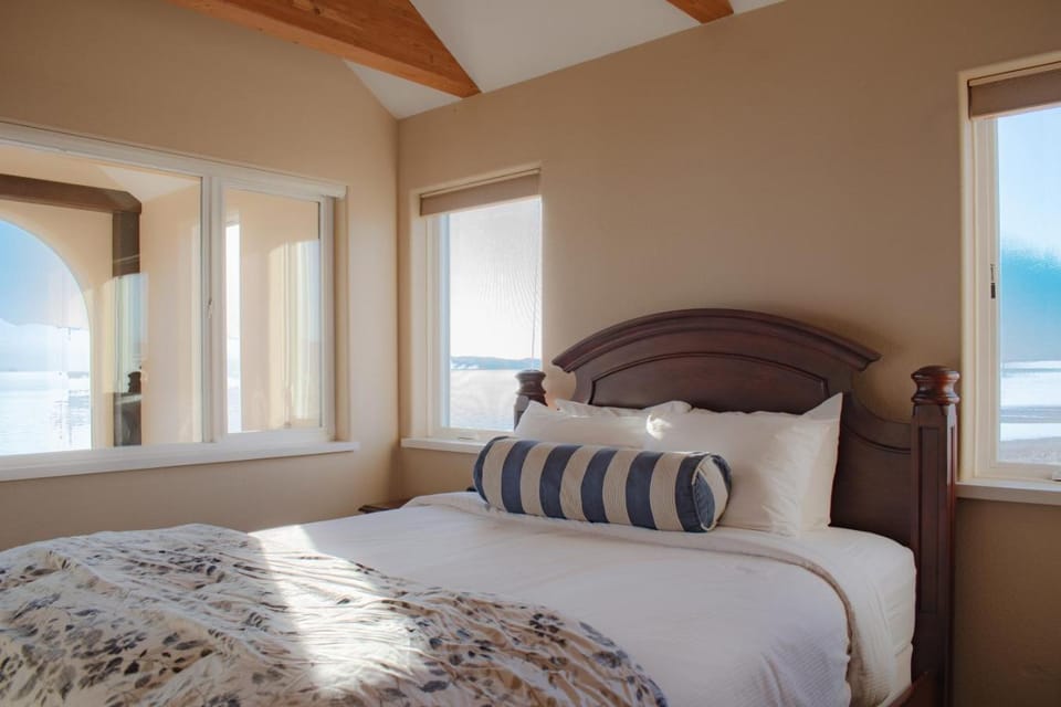 Bed, Bedroom, Sea view
