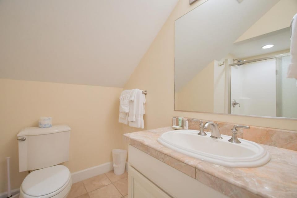 Toilet, Bathroom, towels