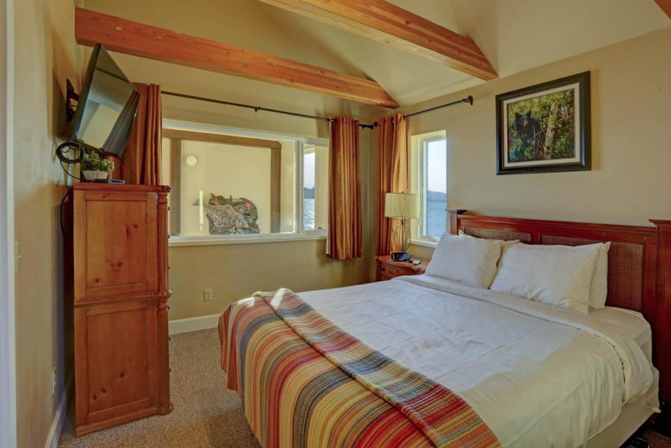 Bed, TV and multimedia, Bedroom