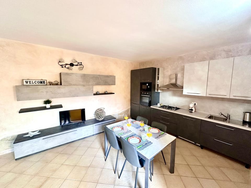 Coffee/tea facilities, Kitchen or kitchenette, Dining area, oven, stove