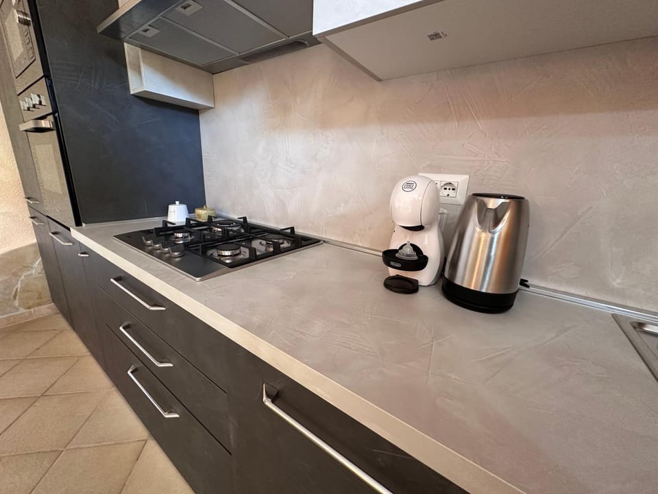 Coffee/tea facilities, Kitchen or kitchenette, stove