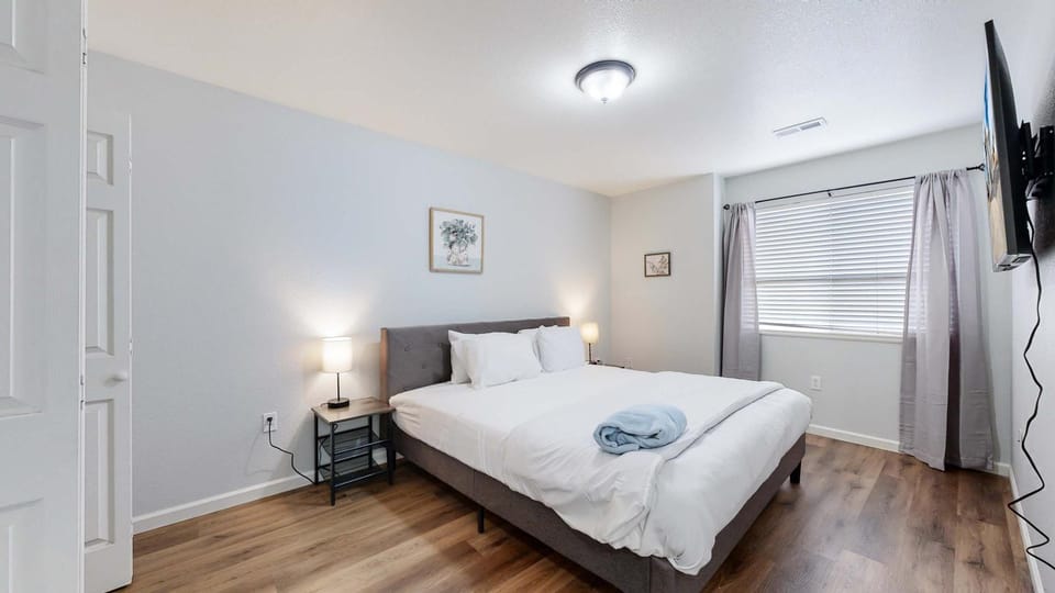 Bed, TV and multimedia, Photo of the whole room, Bedroom