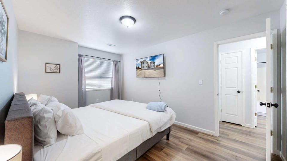 Bed, TV and multimedia, Photo of the whole room, Bedroom