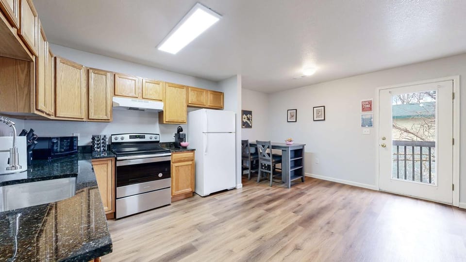 Coffee/tea facilities, Kitchen or kitchenette, Dining area, dishwasher, oven, pet friendly, stove
