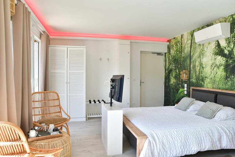Bed, TV and multimedia, Photo of the whole room, Seating area, Bedroom, wardrobe, air conditioner
