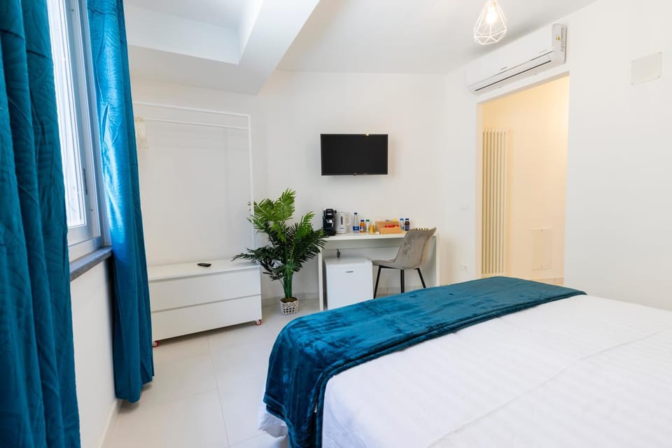 Bed, TV and multimedia, Photo of the whole room, Bedroom, air conditioner