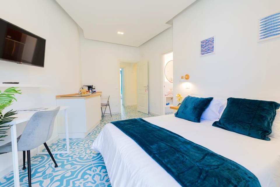 Bed, TV and multimedia, Kitchen or kitchenette, Bedroom