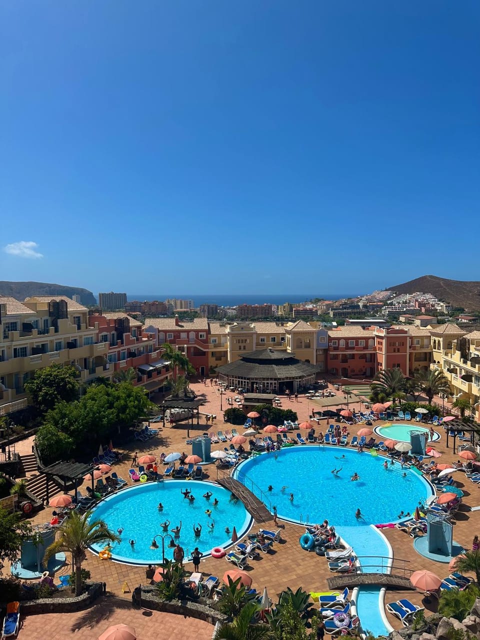Property building, Nearby landmark, Day, Natural landscape, Bird's eye view, City view, Mountain view, Pool view, Swimming pool, sunbed