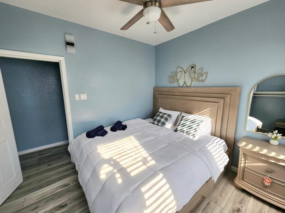 Ocean Rendezview- Steps to Beach & Boardwalk! House in Atlantic City