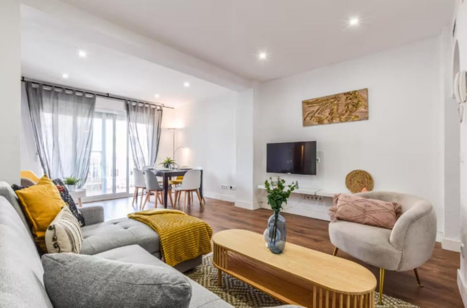 TV and multimedia, Living room, Seating area, Dining area