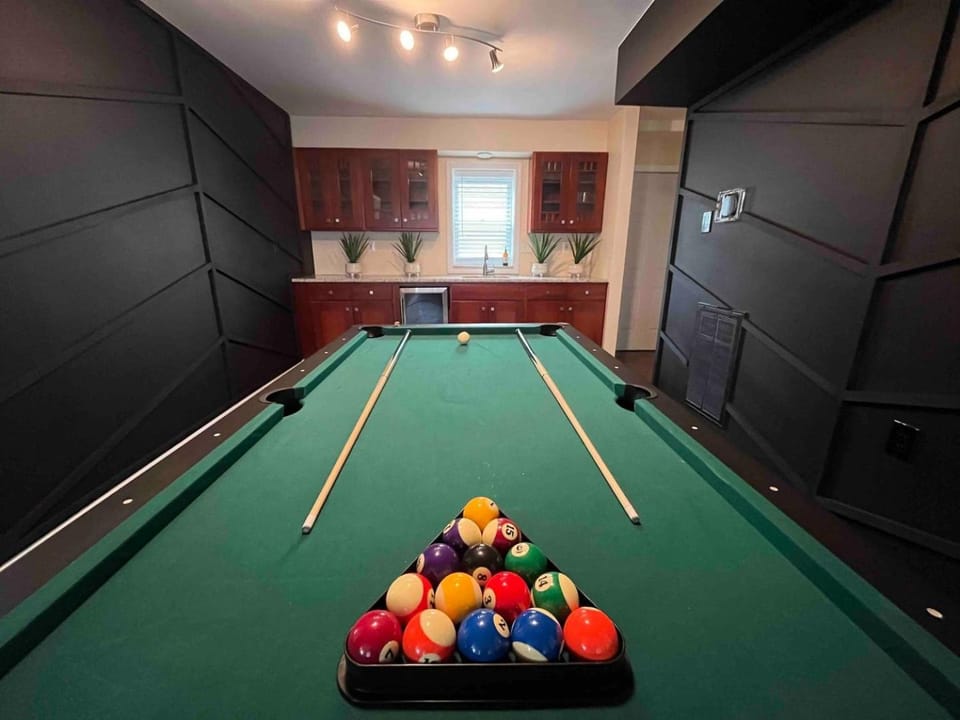 Billiard, Game Room, Lounge or bar