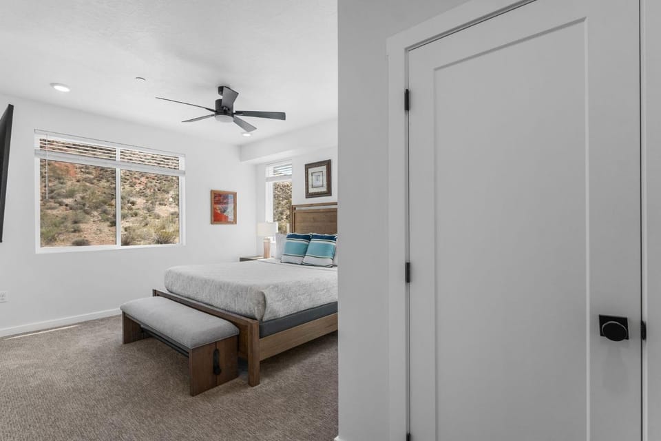 Touch of Class - 5BR - Hot Tub & Near Zion Apartment in Washington