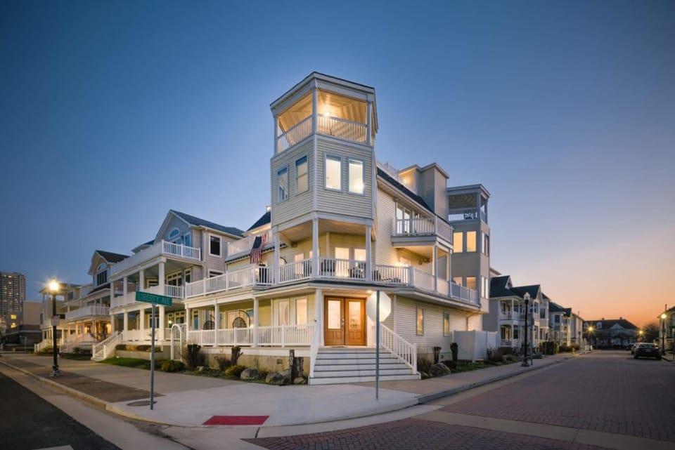 Icon Playce: Beachfront with 360 rooftop House in Brigantine