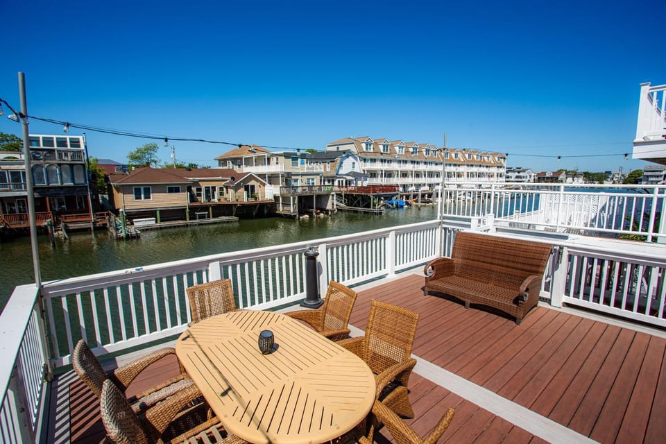 Patio, View (from property/room), Balcony/Terrace, Seating area, Dining area, River view