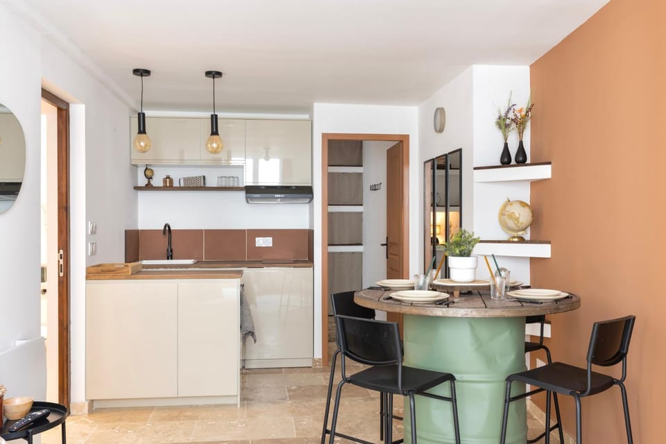 Kitchen or kitchenette, Dining area