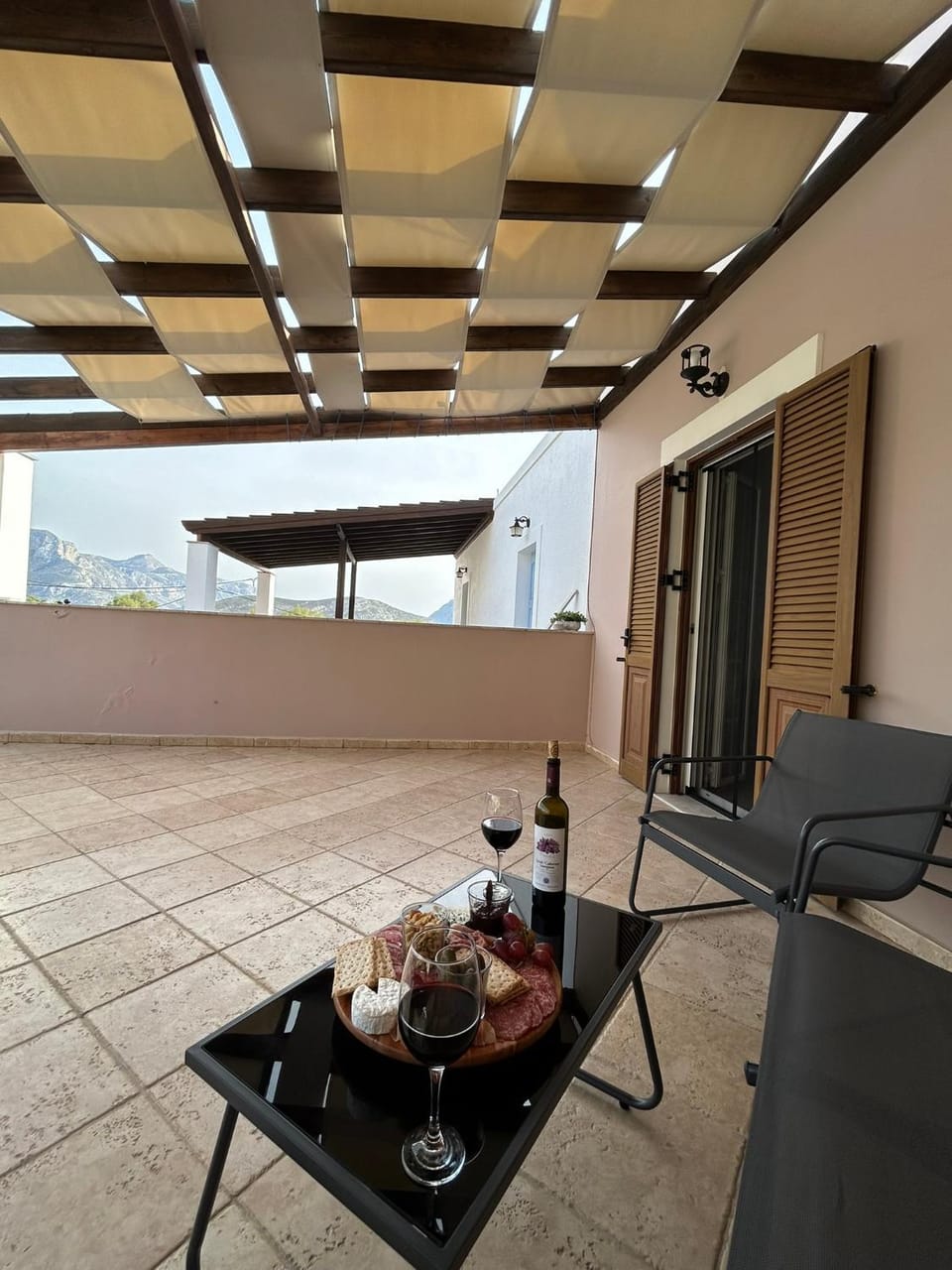 Patio, Day, Food and drinks, Seating area