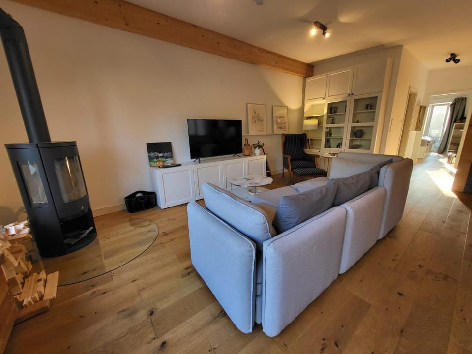 TV and multimedia, Living room, Seating area, Evening entertainment