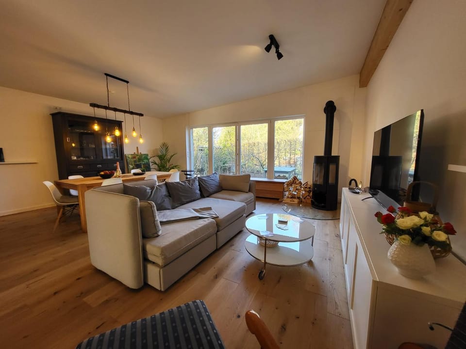 TV and multimedia, Living room, Seating area, Dining area, fireplace