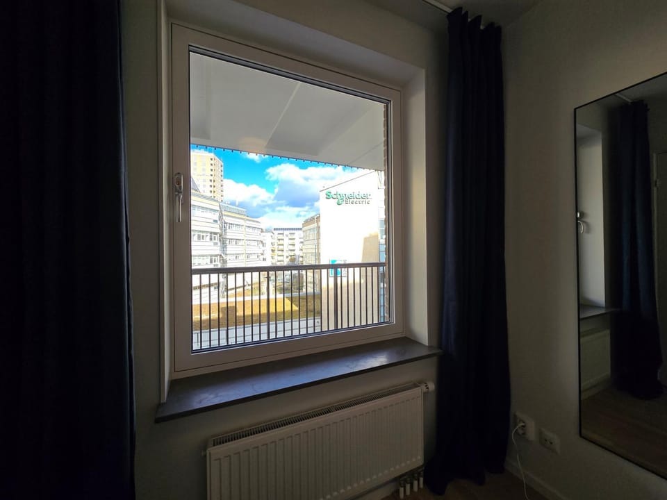 Bedroom, City view