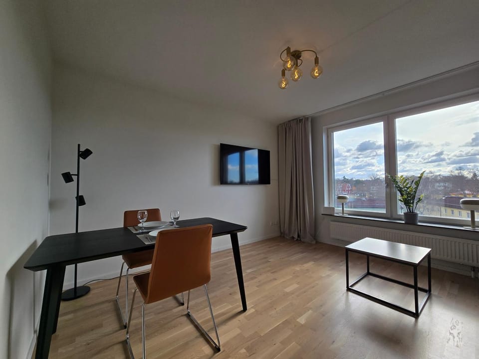 TV and multimedia, Living room, Dining area, City view, Street view