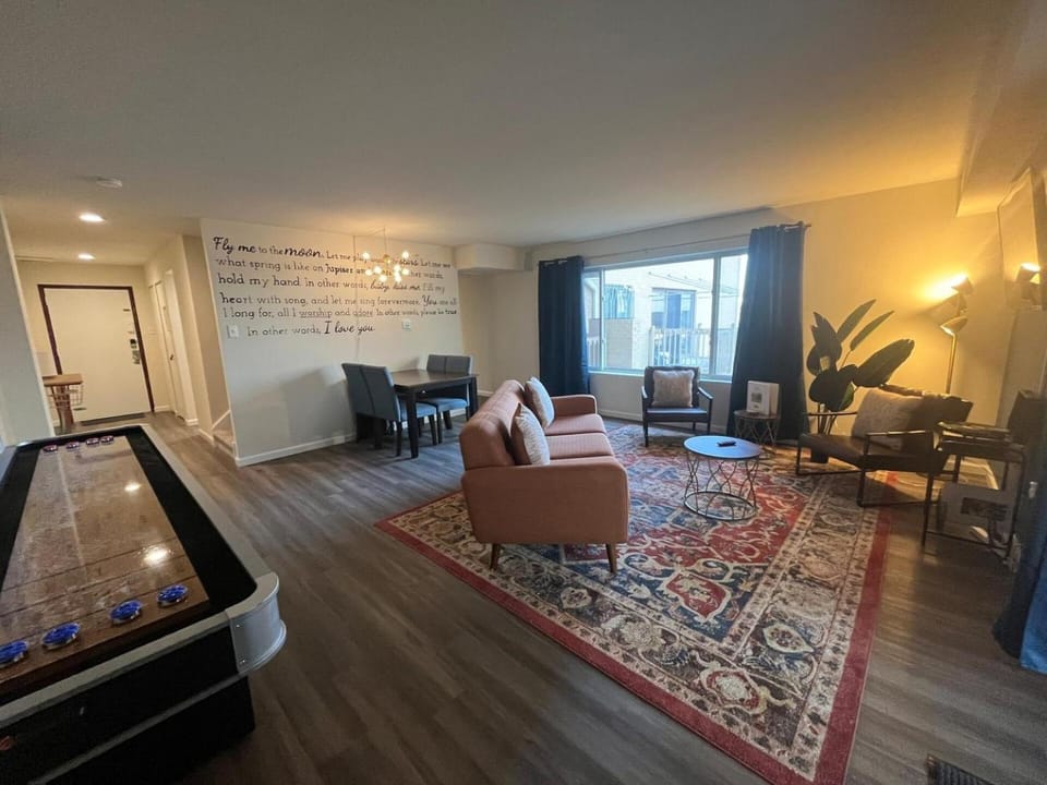 Sinatra Suite-Block from Ocean Casino & Waterpark House in Atlantic City