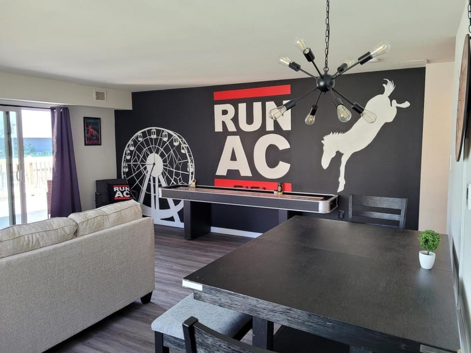 Run-AC Villa- Block from Ocean Casino & Waterpark! House in Atlantic City