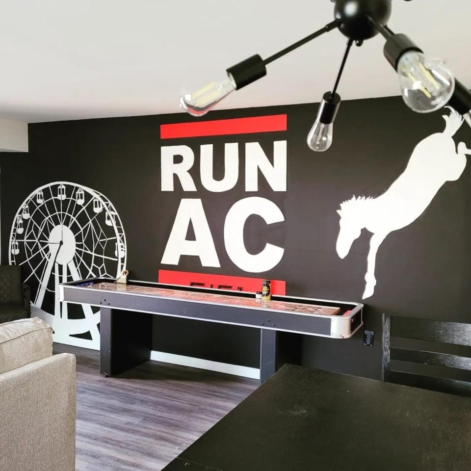 Run-AC Villa- Block from Ocean Casino & Waterpark! House in Atlantic City
