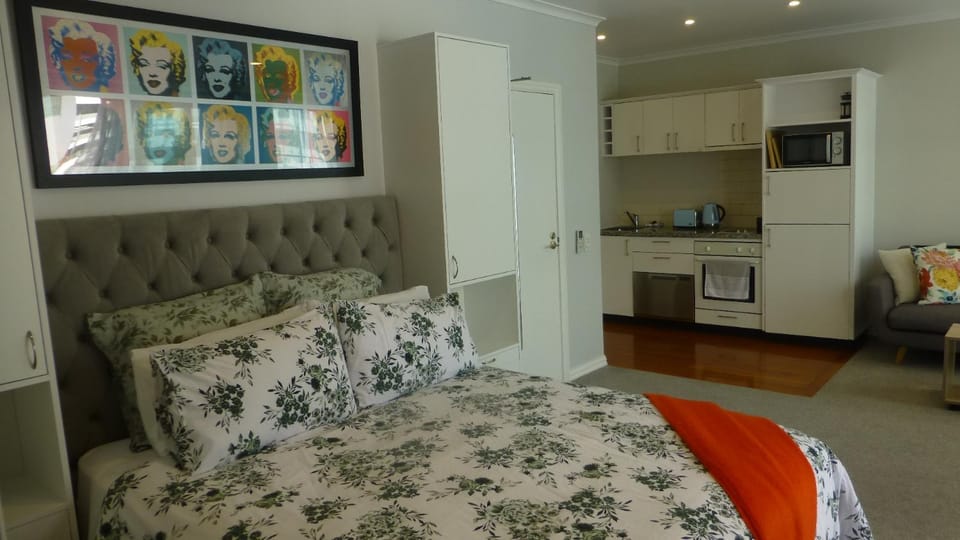 Bed, Kitchen or kitchenette