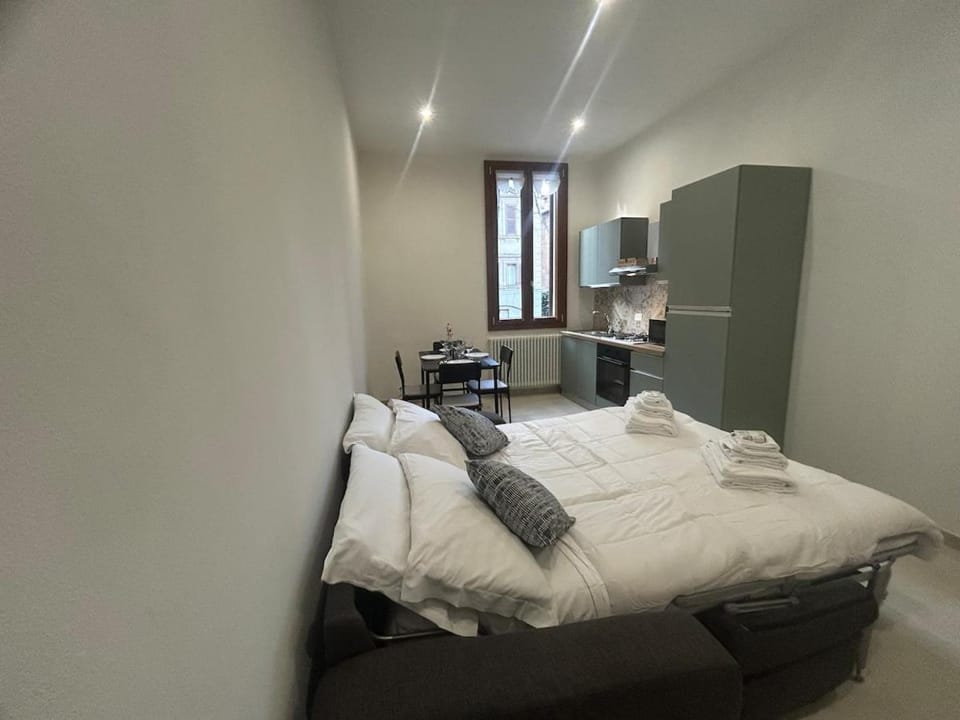 Bed, Kitchen or kitchenette, Living room, Photo of the whole room, Seating area, Bedroom, towels