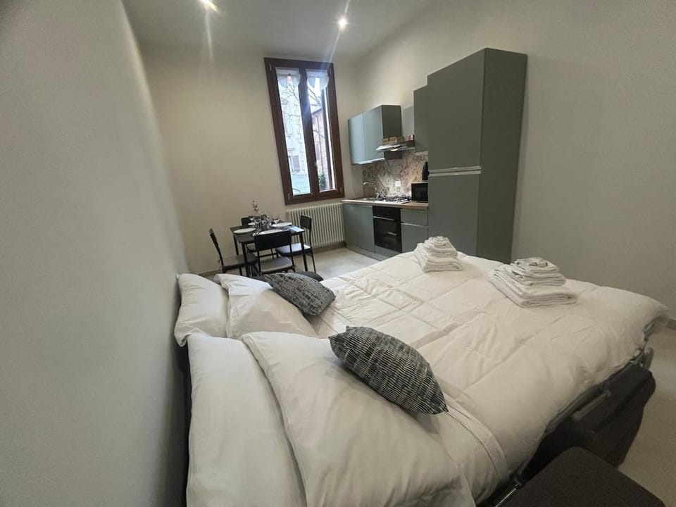 Bed, Kitchen or kitchenette, Photo of the whole room, Bedroom, towels