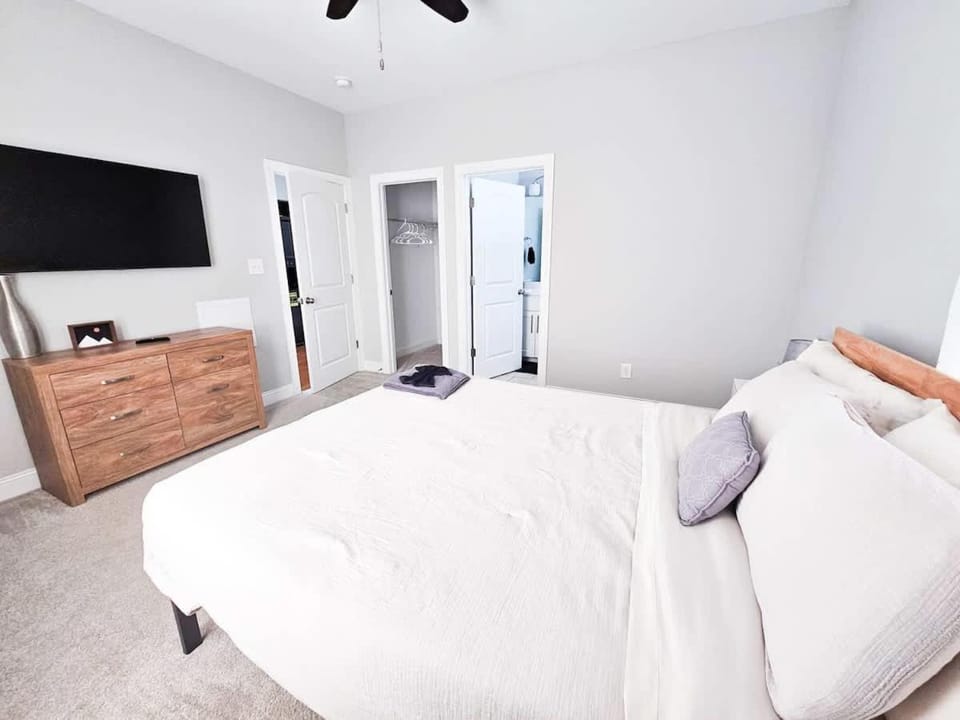 4 Minutes to UNC - 7 Minutes to Carrboro - En-Suite Bathrooms House in Chapel Hill