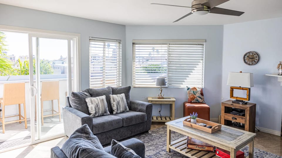 Balboa Escape An Iconic Stay House in Balboa Peninsula