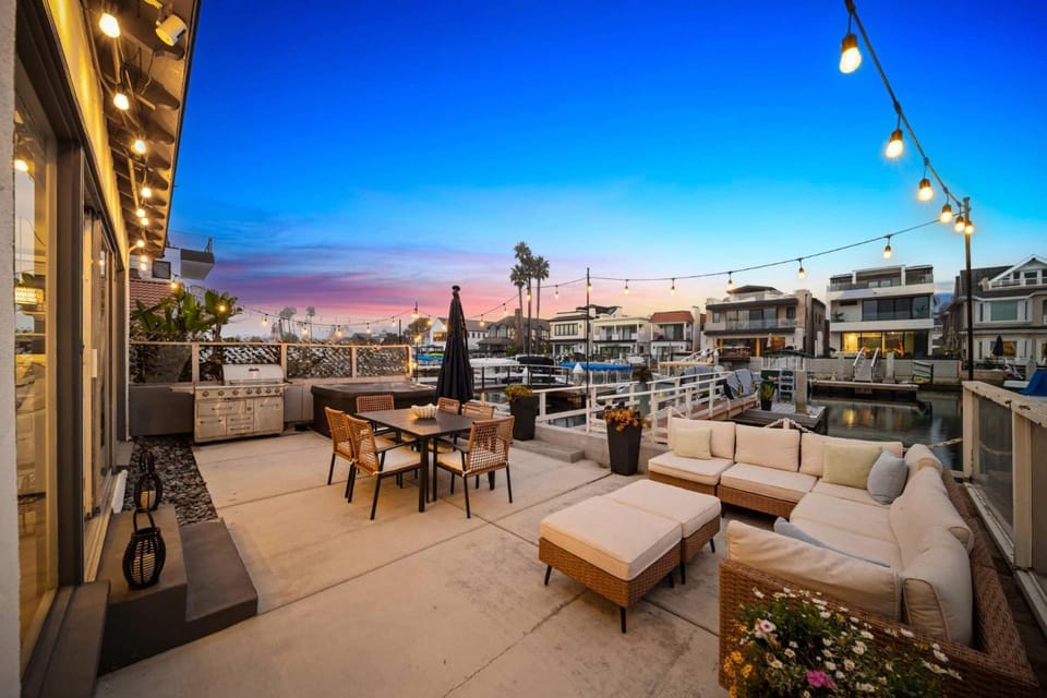 Bayside Getaway Waterfront House in Balboa Peninsula