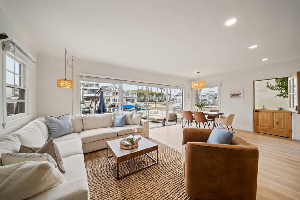 Bayside Getaway Waterfront House in Balboa Peninsula