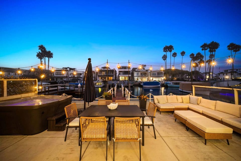 Bayside Getaway Waterfront House in Balboa Peninsula