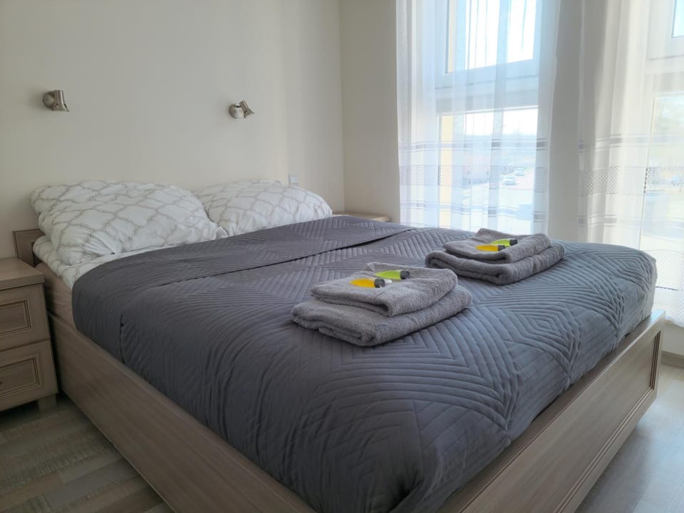 Bed, Bedroom, towels