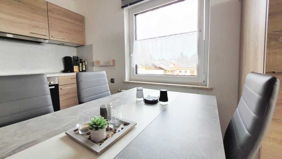 Kitchen or kitchenette, Seating area, Dining area