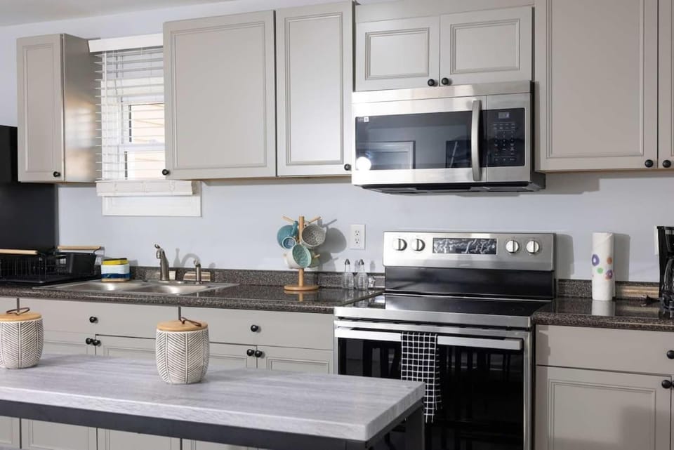 5 Min to Elon - In Unit Washer and Dryer - Fast Wi-Fi House in Burlington