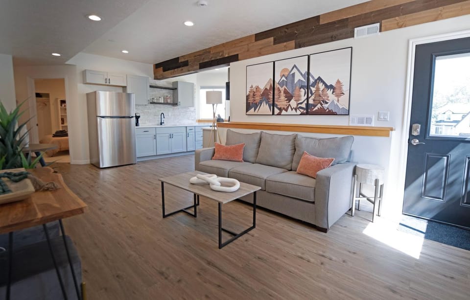 Modern 2BR Mountain Escape King Bed & Workspace House in Sandy