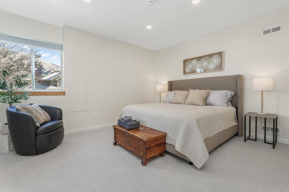 Modern 2BR Mountain Escape King Bed & Workspace House in Sandy