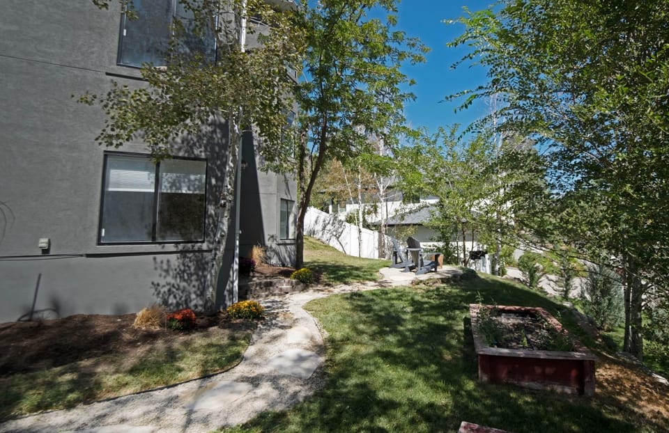 Modern 2BR Mountain Escape King Bed & Workspace House in Sandy