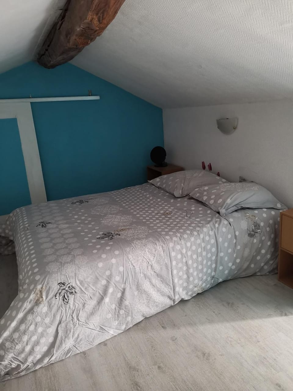 Photo of the whole room, Bedroom